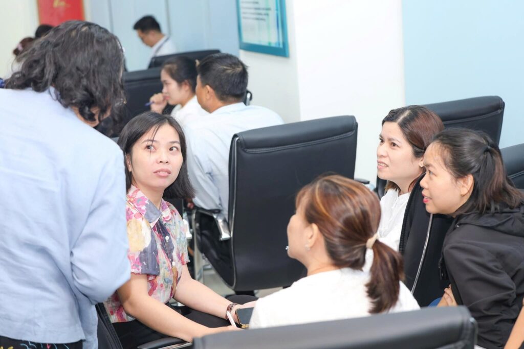 Học viên thảo luận nhóm và thực hành xử lý tình huống
