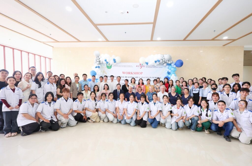 Đại biểu, đoàn chuyên gia và học viên chụp ảnh lưu niệm tại Hội thảo
